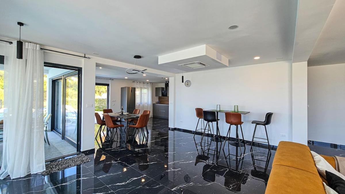 Lamar Super Views In Villa