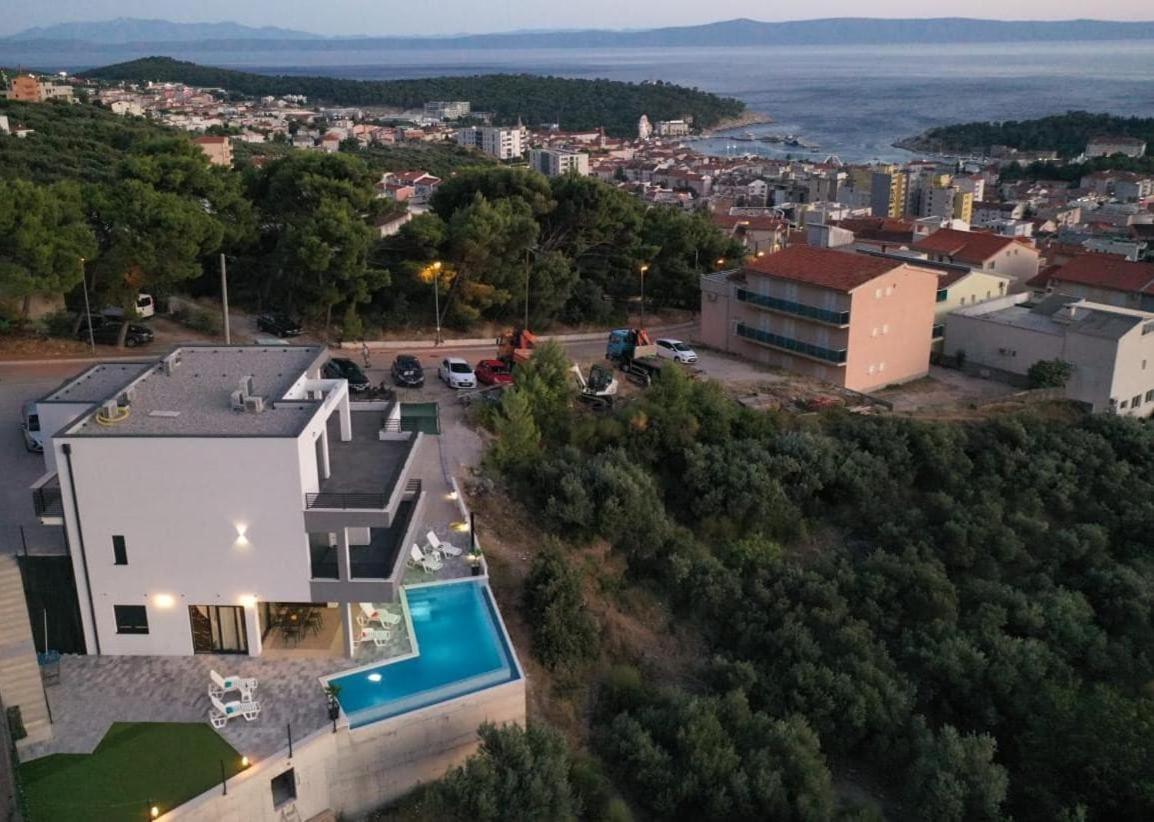 Lamar Super Views In Villa