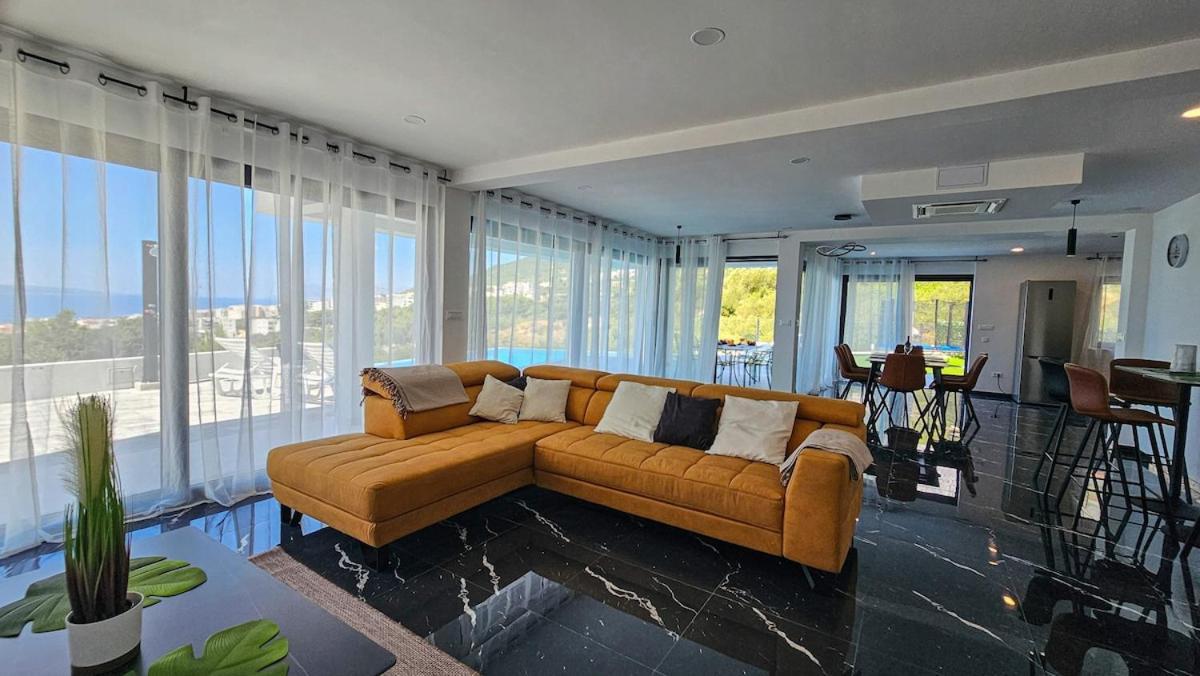 Lamar Super Views In * Makarska