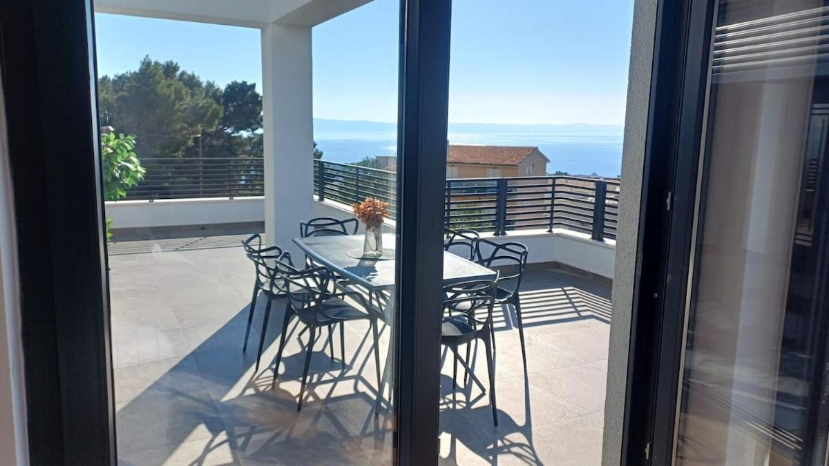 Lamar Super Views In Villa *