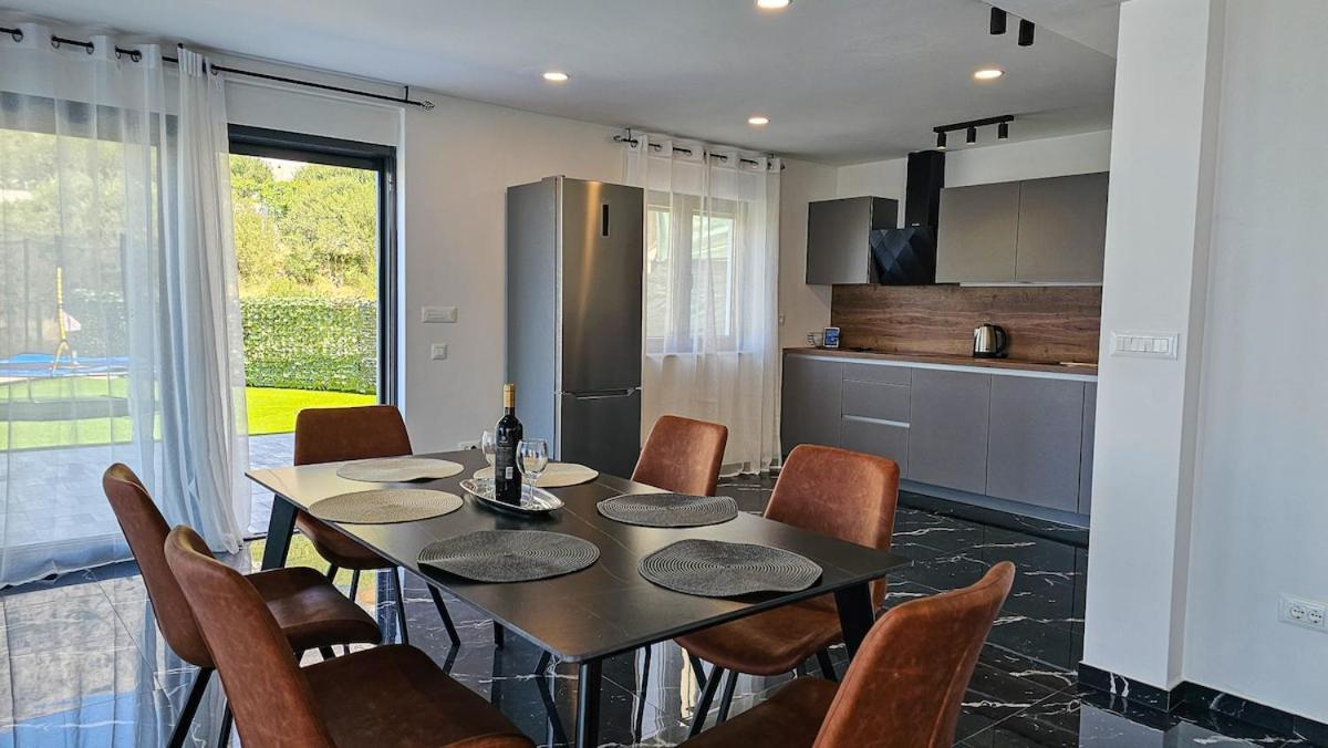 Lamar Super Views In Villa Makarska
